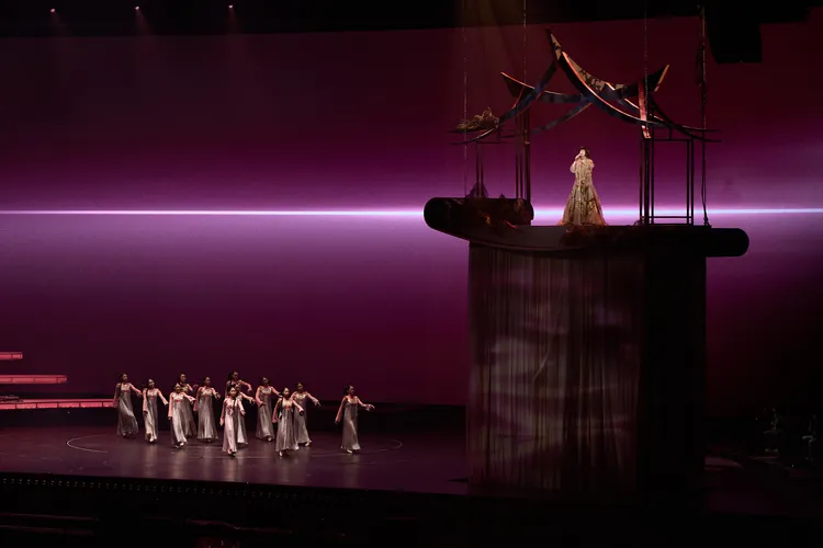 江蕙登高演出，舞美展現東方美學。寬宏藝術提供