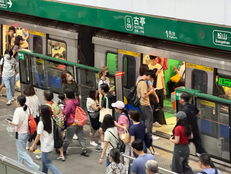 台北市防空演習期間，捷運車站實施「只進不出」管制。攝影中心