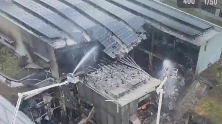 消防隊從14日至目前持續噴水降溫。翻攝畫面