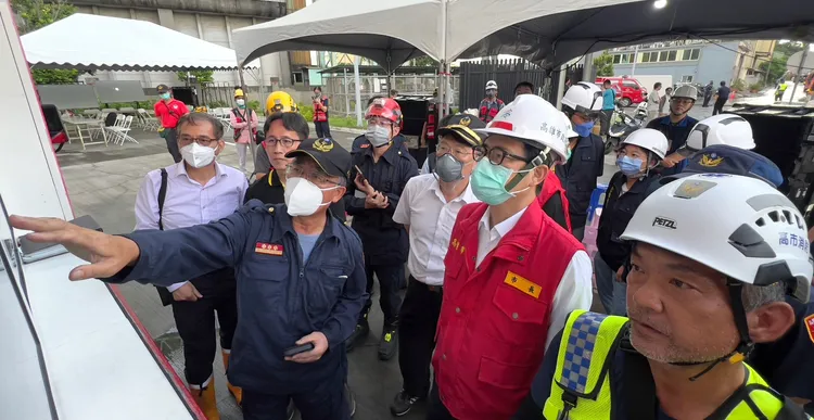 15日一早陳其邁三度到三元能源科技火場關切。翻攝畫面