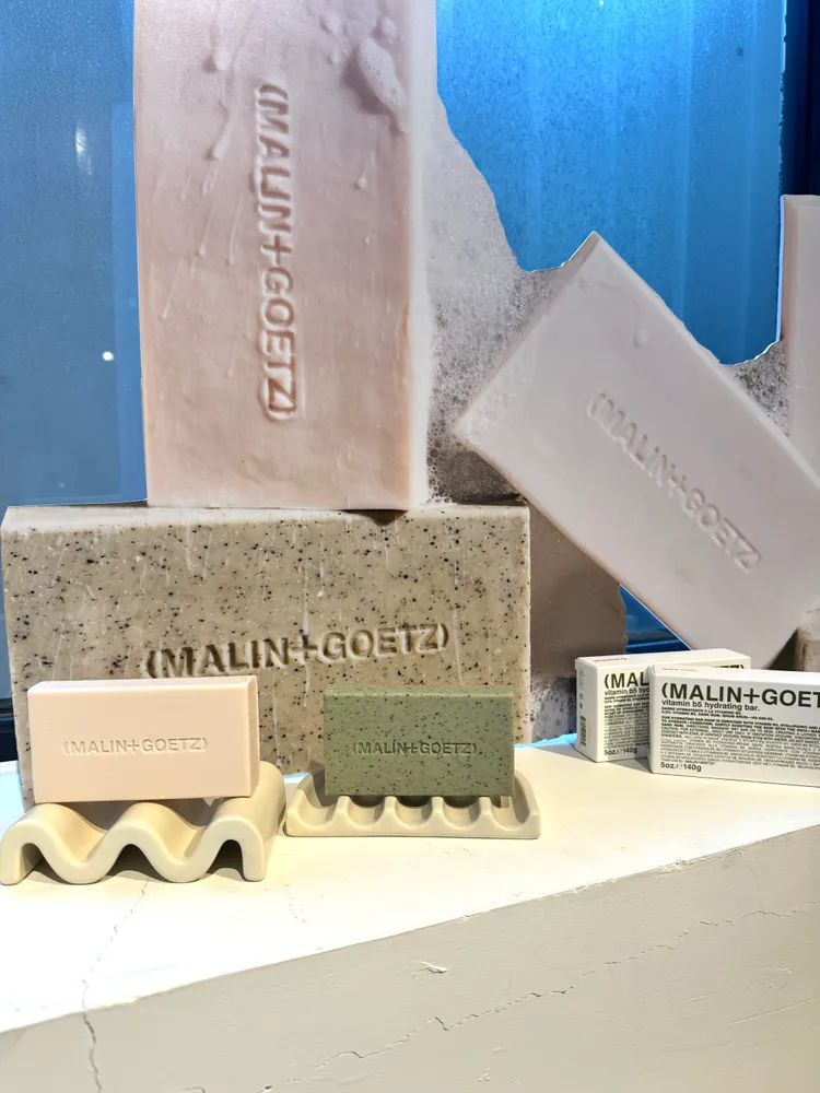 (MALIN+GOETZ)蘭姆酒維他命B5保濕皂/草莓維他命B5保濕皂/尤加利杏仁去角質皂，各140g／760元。張家玲攝