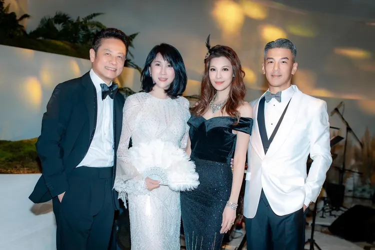 孫志浩、林若亞夫妻與徐乃麟夫妻一起合影。翻攝徐乃麟臉書