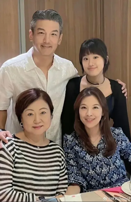 梧桐妹與爸爸孫志浩、繼母林若亞及奶奶合影。翻攝林若亞微博