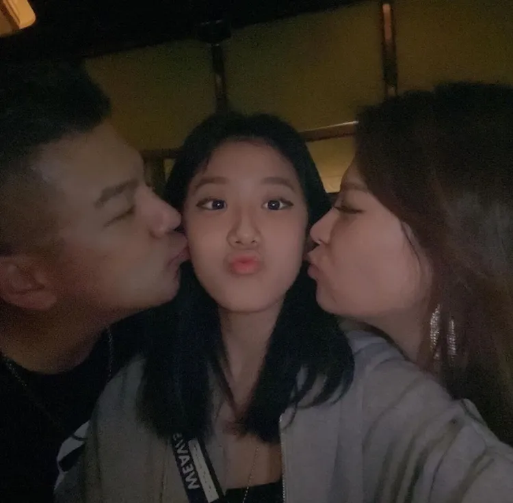 梧桐妹曾秀爸爸與繼母一起親她照片。翻攝梧桐妹微博