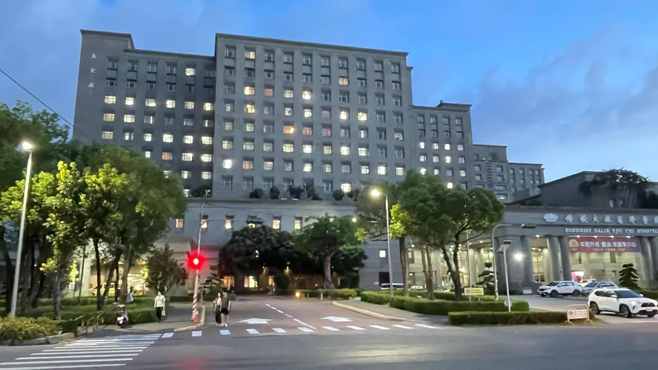 黄男自撞后失去生命迹象,送嘉义大林慈济医院仍回天乏术。翻摄自院方脸书