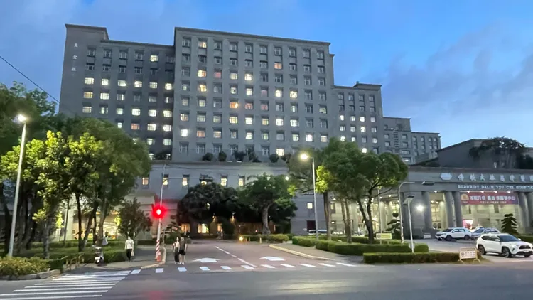 黃男自撞後失去生命跡象，送嘉義大林慈濟醫院仍回天乏術。翻攝自院方臉書