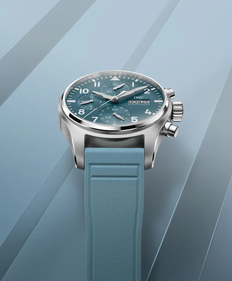 IWC飛行員系列計時腕錶41，41mm，精鋼錶殼，藍色錶盤，藍色橡膠錶帶配精鋼針扣，IWC萬國錶自製69385型機芯，動力儲存46小時，防水深度100米。品牌提供