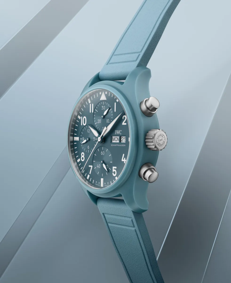 IWC飛行員系列TOP GUN海軍空戰部隊計時腕錶41「Miramar」特別版,41.9mm,淺藍色陶瓷錶殼,藍色錶盤,藍色橡膠錶帶配鈦金屬針扣,IWC萬國錶自製69380型機芯 ,動力儲存46小時,防水深度100米,限量1000只。