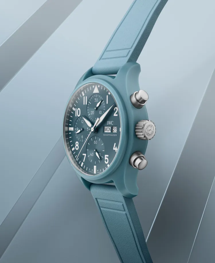 IWC飛行員系列TOP GUN海軍空戰部隊計時腕錶41「Miramar」特別版，41.9mm，淺藍色陶瓷錶殼，藍色錶盤，藍色橡膠錶帶配鈦金屬針扣，IWC萬國錶自製69380型機芯 ，動力儲存46小時，防水深度100米，限量1000只。