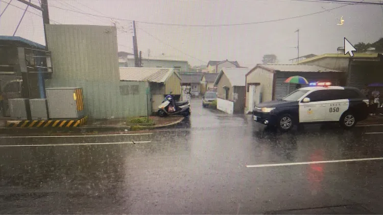 江姓女學生違規穿越馬路被機車撞傷，也害72歲的黃姓女騎士受傷。民眾提供