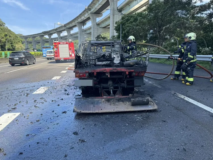 國道火車燒小貨車成廢鐵。警方提供