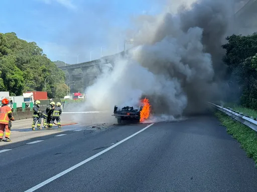 国1南38.5K林口段火烧车 惊人浓烟窜天!一度回堵4公里