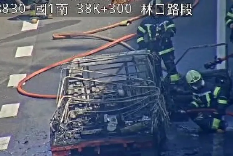 消防人員到場灌救。翻攝畫面