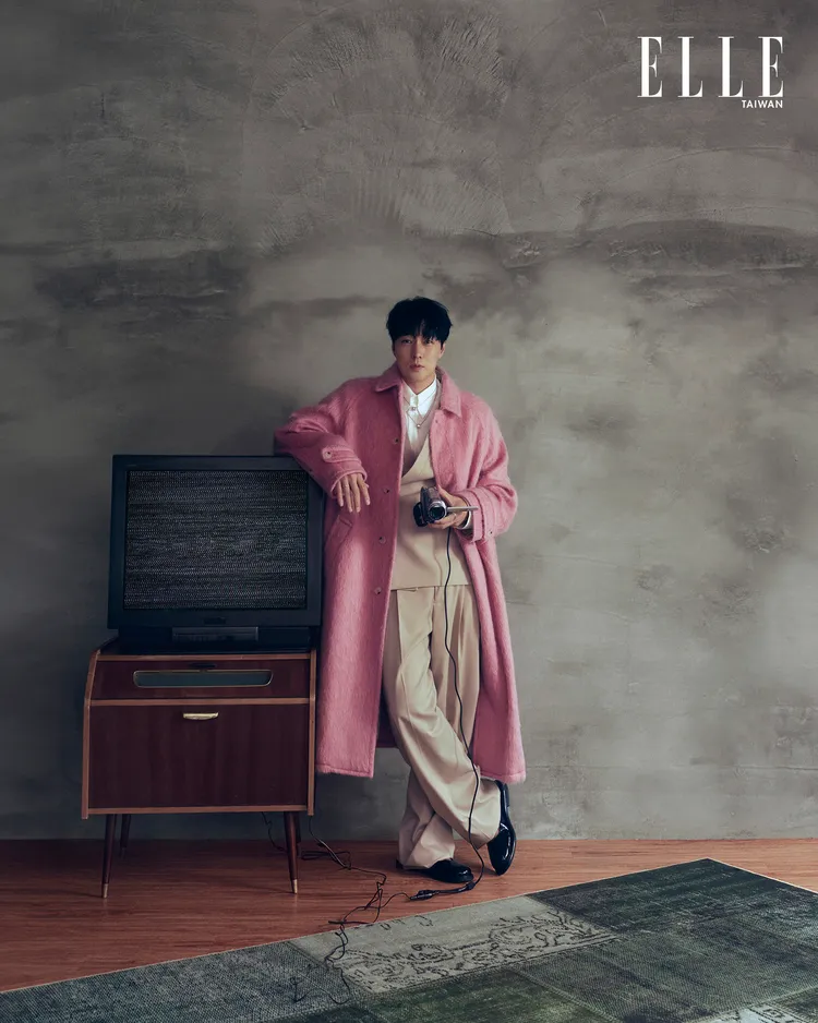 蘇志燮拍攝《ELLE》封面。《ELLE》國際中文版提供