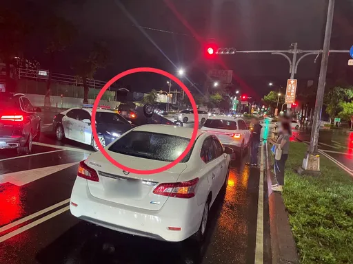 高雄男雨夜肇事 撞2車失控四腳朝天 警一查竟是酒駕上路
