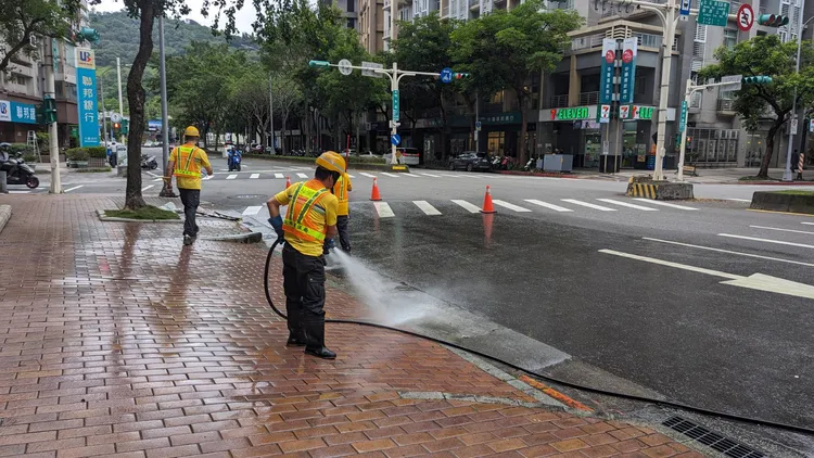 環保局緊急派員清理路面泥漿，並向違規業者求償2.7萬元清潔費。台北市環保局提供