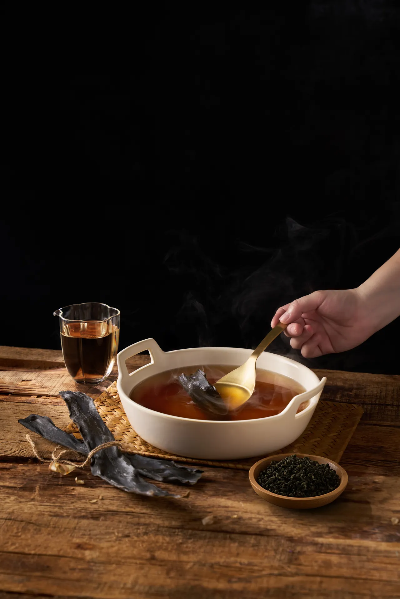 《搬汤弄煮》以「用茶叶煮汤」为创新灵感,搭配健康食材组合,让盛夏也能轻盈享受锅煮美味。品牌提供