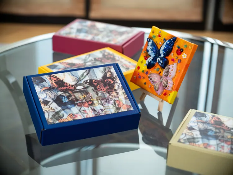 台北文華東方酒店「奢享一夏」住房專案，以酒店標誌性特色摺扇的「蝴蝶」為靈感而專屬設計的藝術「忙碌」盒，孩子們可盡情揮灑創意並詮釋有著個人魅力的專屬風格創作。台北文華東方酒店提供