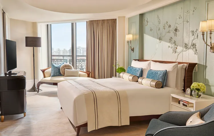 台北文華東方酒店的客房設計展露著典雅柔和的氛圍，提供賓客遠離都市塵囂的舒適住宿空間。台北文華東方酒店提供