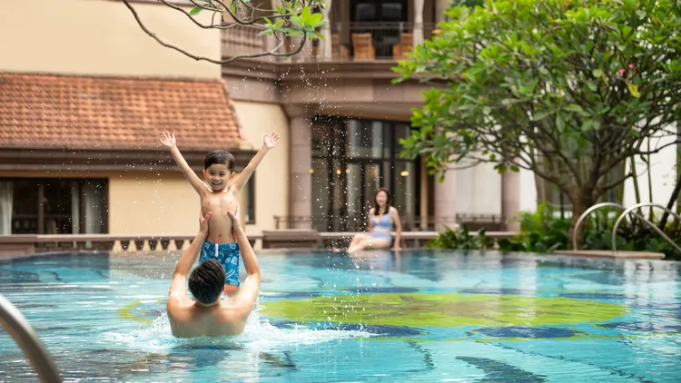 台北文華東方酒店的戶外溫水游泳池充滿歐式庭園風情，是台北都會城市度假的一大亮點。泳池周圍花園環繞，氛圍悠閒，與歐式風格的酒店建築設計相得益彰，美不勝收。台北文華東方酒店提供