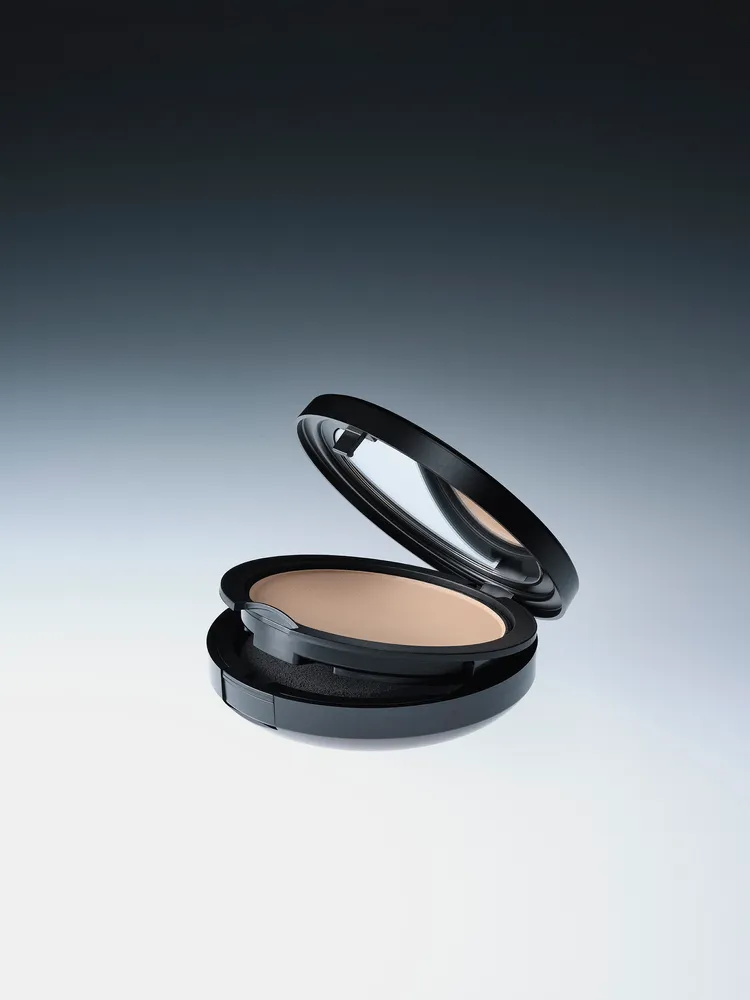 M.A.C超持妝柔焦輕粉餅1800元、補充蕊1450元。品牌提供