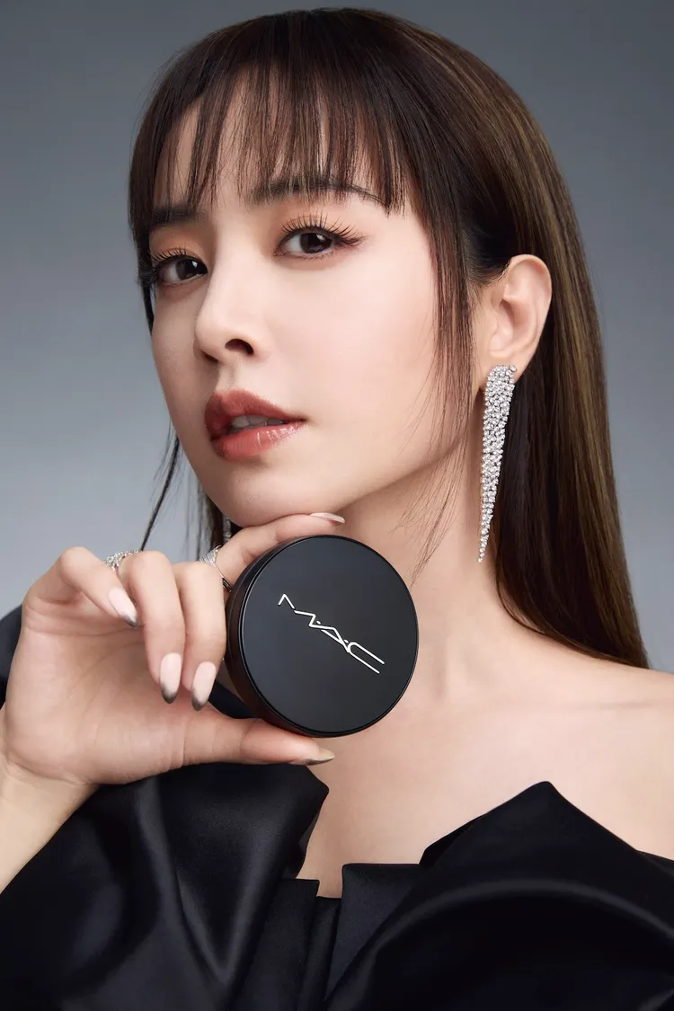 蔡依林愛用M.A.C全新超持妝柔焦輕粉餅。品牌提供