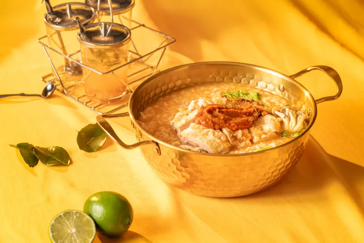 雞湯大叔推出三款外送限定泰式粥品，用香煎雞腿排與新鮮海味等豐富配料，融合泰式酸辣湯底慢熬入粥，打造一碗充滿泰式靈魂的療癒系熱食。業者提供