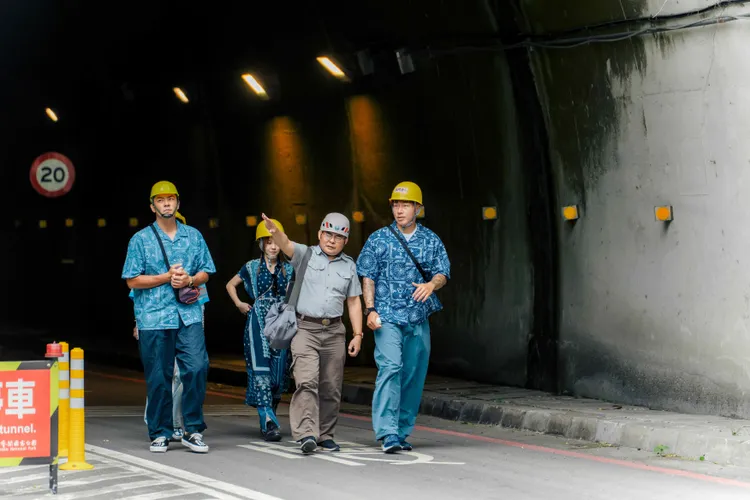 姚元浩（左起）、郭泓志等深入直擊花蓮太魯閣災後第一現場。好看娛樂提供