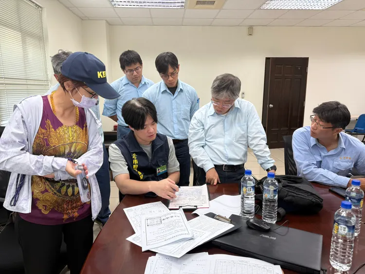 環保局派員進場查核相關操作記錄。環保局提供