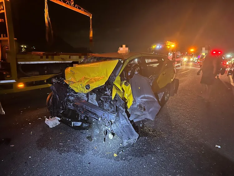 釀禍計程車車頭因撞擊力道猛烈，車頭嚴重毀損，車尾也變形。翻攝畫面