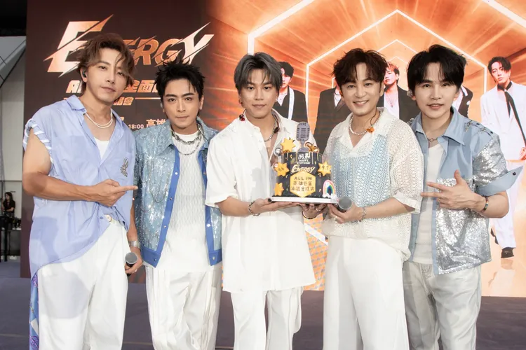 阿弟（中）喜迎43歲生日，團員幫慶生。相信音樂提供