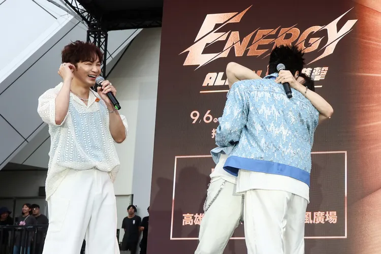 Toro（右起）與牛奶重現MV橋段、上演男男吻。相信音樂提供