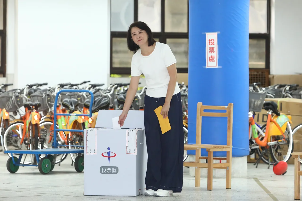 国民党立委王鸿薇投票。彭欣伟摄