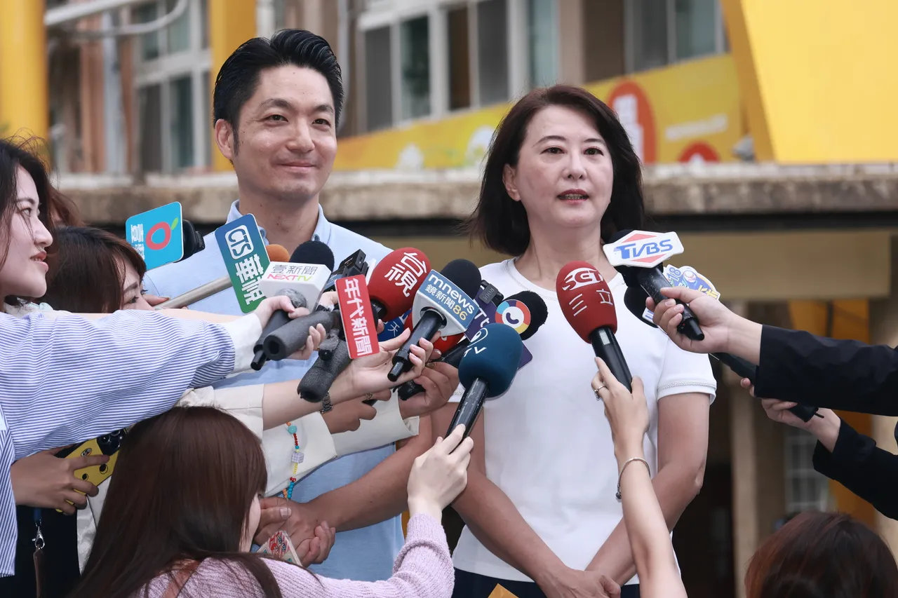 台北市长蒋万安于民生国中陪同国民党立委王鸿薇投票。彭欣伟摄