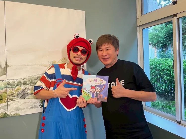 黃明志（左）為了賺錢，做過無數個工作，曾經在十幾層樓高的架上工作，右為胡瓜。《下面一位》提供