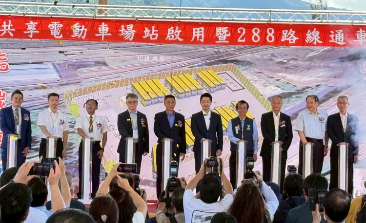 台北市長蔣萬安出席北投機廠電動公車共享充電場啟用活動，宣布電動公車將突破千輛。北市府提供