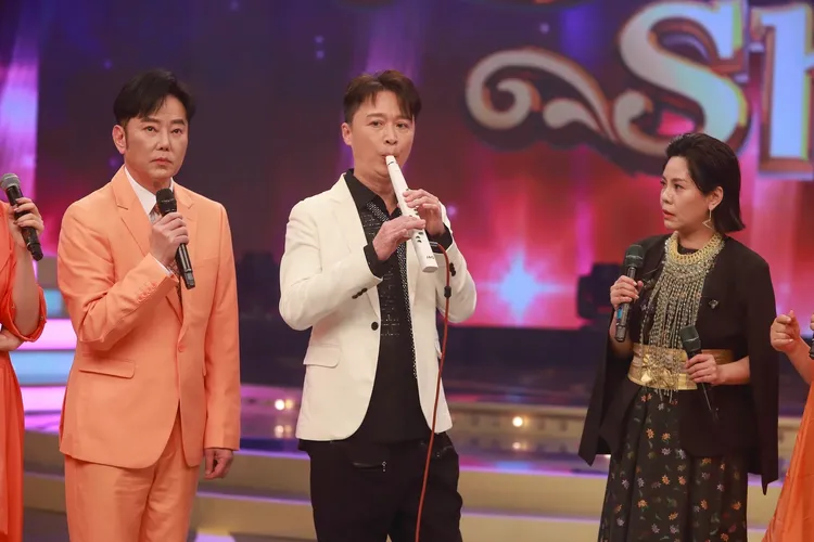 何豪傑（中）吹奏樂器，陽帆（左）和錦雯驚呆。民視提供