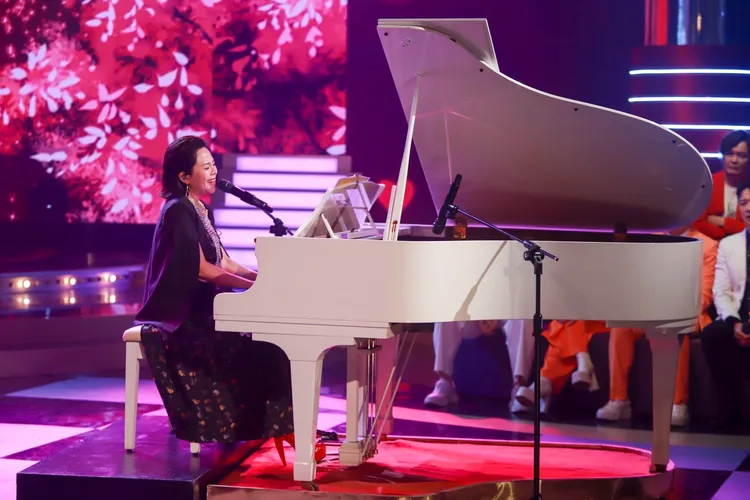 錦雯彈奏白色三角鋼琴並獨唱〈Fall in Love〉。民視提供