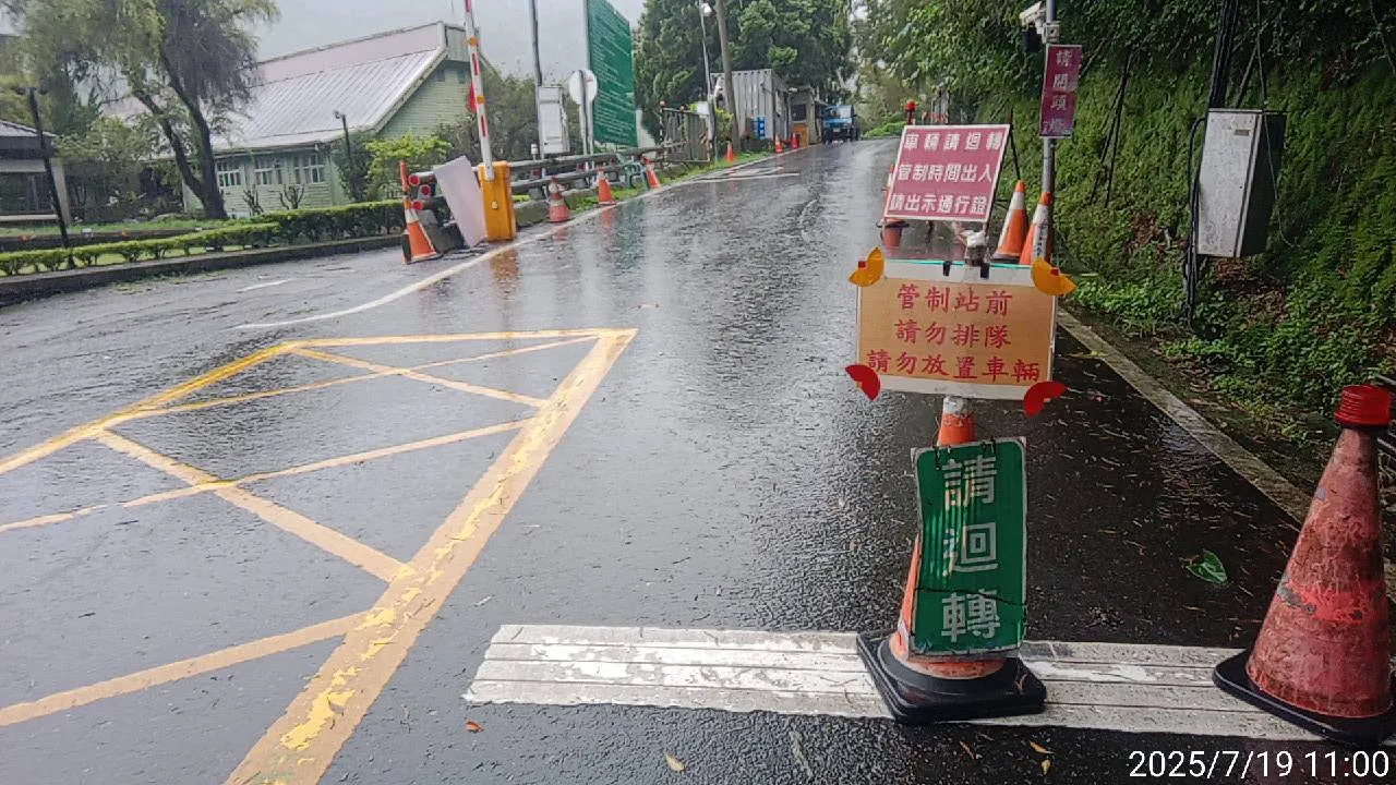 台20临105线0K~44K(梅山口至向阳)路段今天上午11时起预警性封闭。民众提供