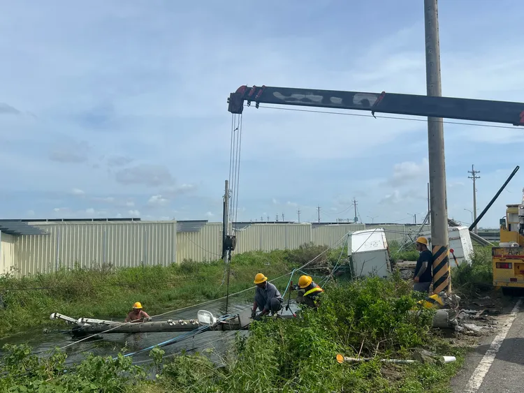 台電員工積極搶修。翻攝蔡易餘臉書