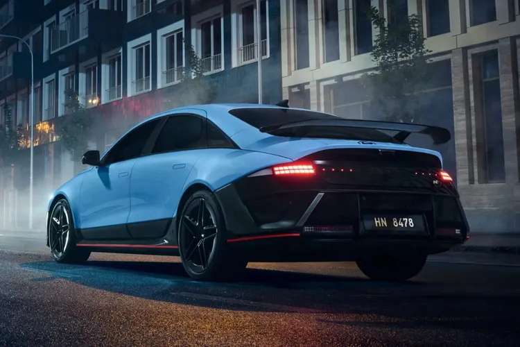 Ioniq 6 N雖基於市售版Ioniq 6打造，但大量賽道風格元素讓它在視覺上更具攻擊性。原廠照片