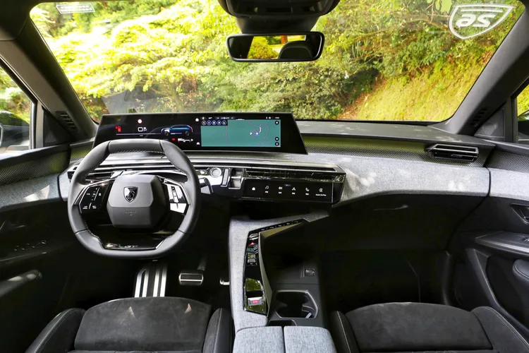 21吋曲面HD數位螢幕由儀錶一路延伸至中控，搭配投射式環艙氛圍燈與多層次金屬飾板，彷彿置身於科技藝廊。林浩昇攝