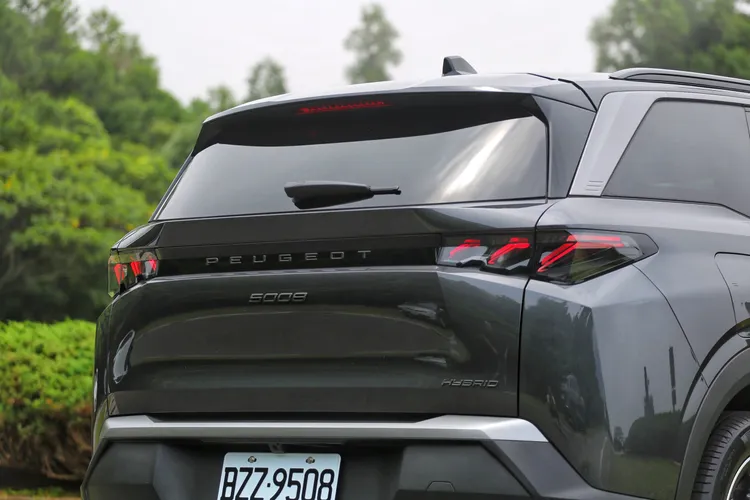 水平貫穿的獅爪尾燈呈現3D光學效果，整體車尾線條沉穩且帶有豐富層次，有著精湛的設計功力。林浩昇攝