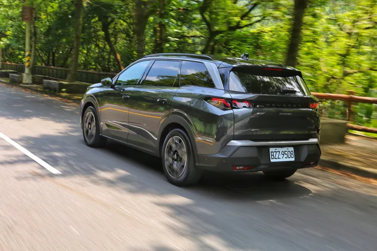 雖非強調爆發力，但5008 Hybrid在中低速域擁有積極扭力，電馬達即時補足動能，展現平順線性的加速反應。林浩昇攝