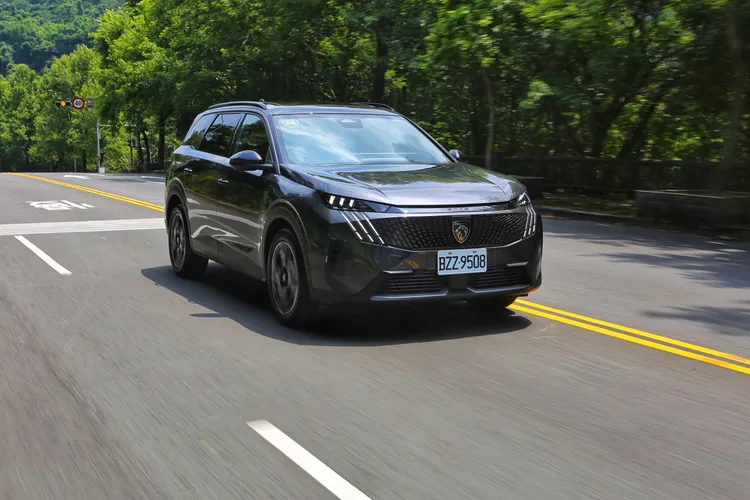 都會路況中，電馬達提供順暢起步與細膩動力銜接，讓5008 Hybrid展現截然不同於傳統油車的從容與寧靜。林浩昇攝