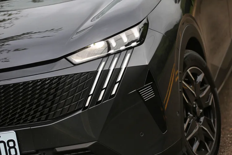 無邊際水箱護罩結合三爪式LED日行燈，以仿生形象帶來獨具一格的視覺感受，GT Cielo更配有Pixel LED智慧矩陣頭燈。林浩昇攝