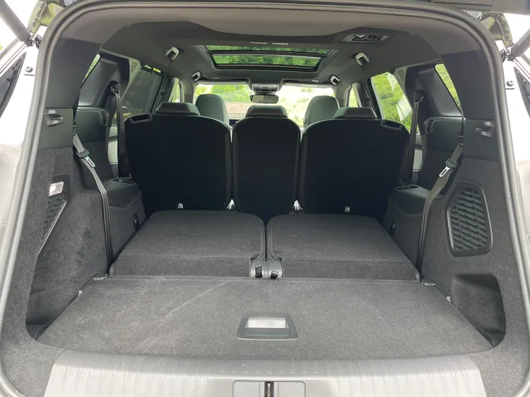 將第三排椅背收納，行李廂可釋放至916公升容積，若是當大空間的五人座來使用也是相當舒爽。林浩昇攝