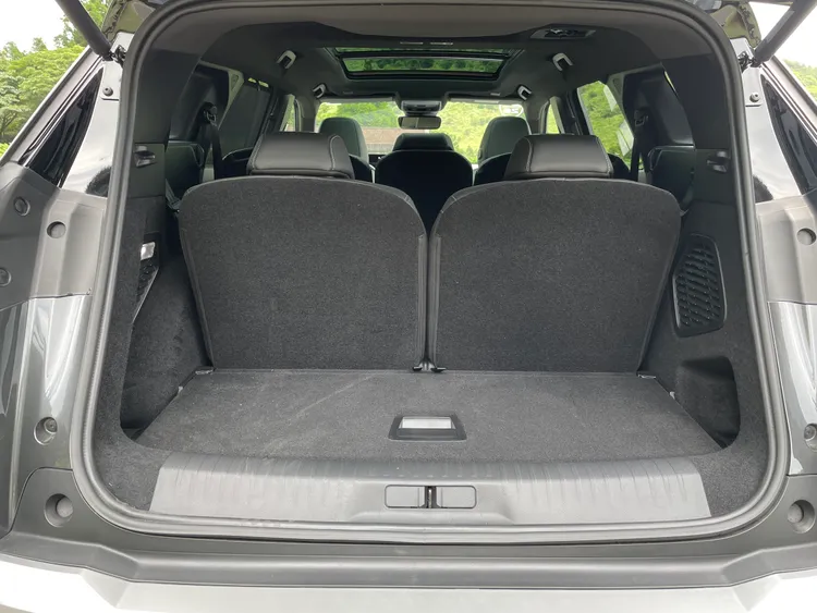 行李廂七人滿座下擁有約348公升的基礎容積。林浩昇攝