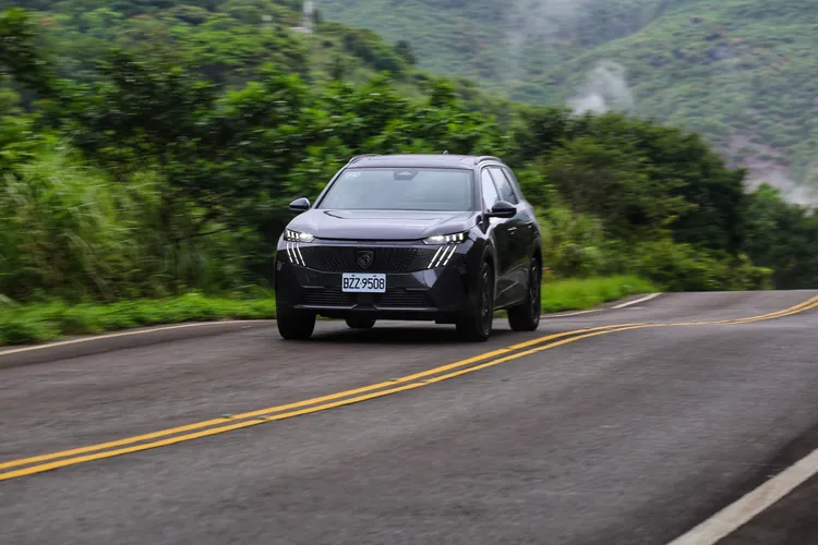雖為七人座SUV，Peugeot 5008 Hybrid依舊展現紮實底盤與靈巧操控，彎道支撐與車尾反應皆可圈可點。林浩昇攝