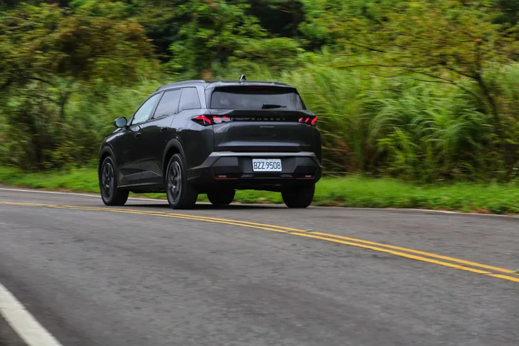 懸吊回饋細膩、濾震得宜，搭配出色隔音，5008 Hybrid兼顧歐系操控與乘坐舒適性。林浩昇攝